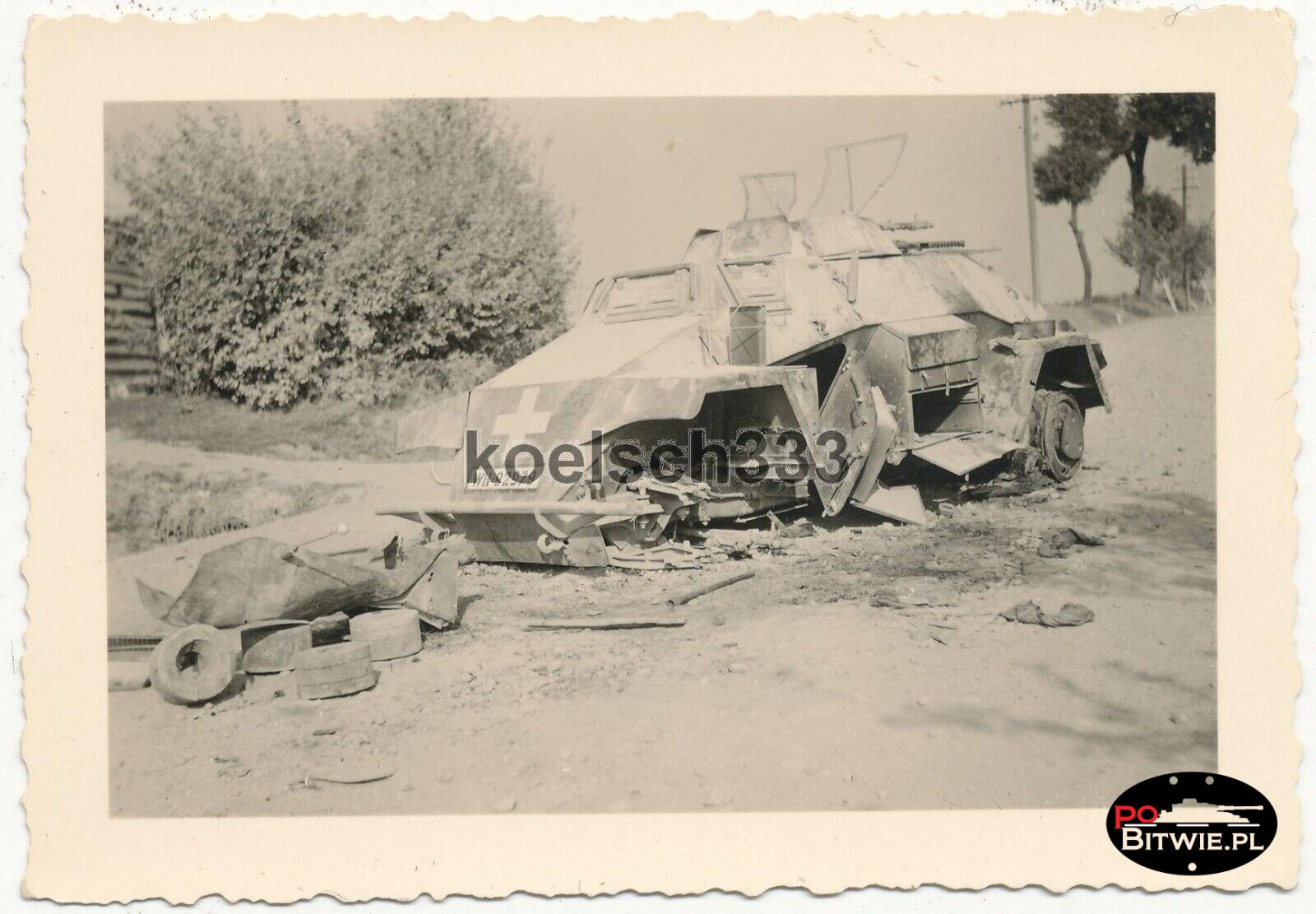 [PSW][#165]{100}{a} le.Pz.Sp.Wg (2 cm) Sd.Kfz.222, Aufkl.Abt.(mot.).X, WH-92979, okolice Iłży, przy drewnianej chacie, później rów.jpg