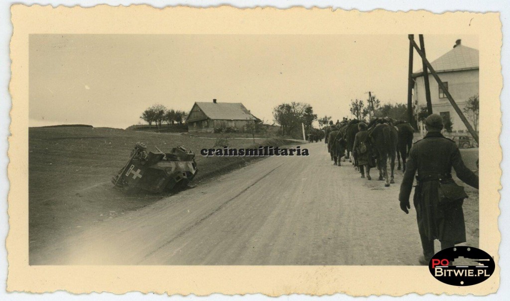 [Z.Art.Rgt.07.003] (pl) Orig. Foto 7.ID bei SdKfz 222 Panzerspähwagen 4-Rad Panzer Wrack in Polen 1939.jpg
