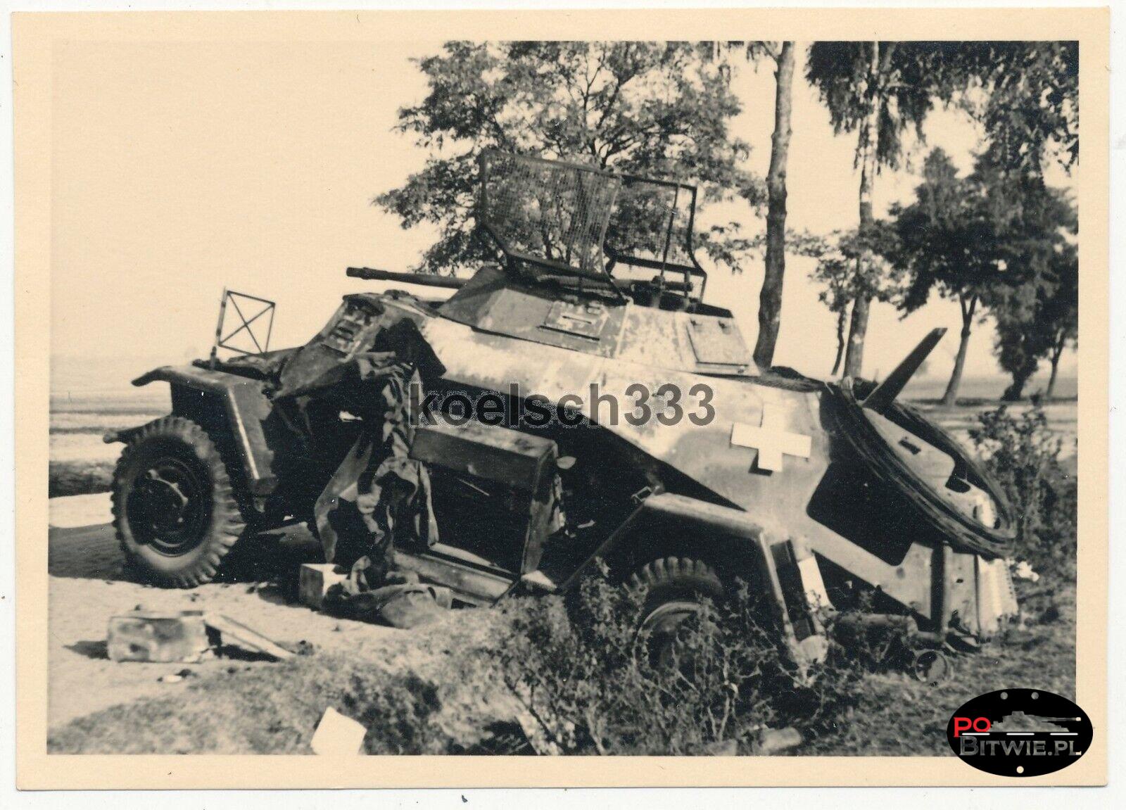 [Z.X0116] Foto abgeschossener 4 Rad Panzerspähwagen der Wehrmacht in Polen 1939 Sd.Kfz..jpg