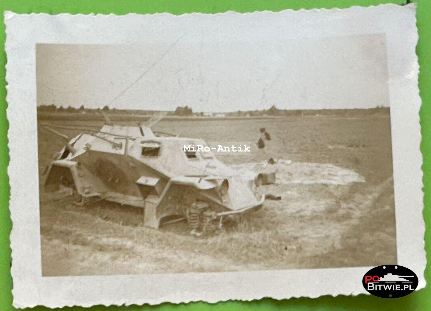 [Z.X0124] Polen, zerst. deutscher Spähpanzer in Żarki 1939 aw.jpg