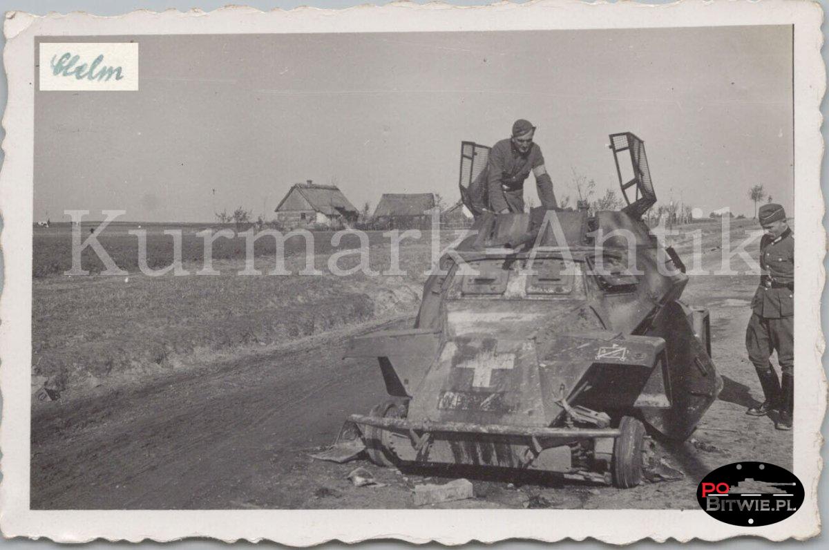 [Z.X0131] D129 Foto Wehrmacht Polen Feldzug Chelm Panzer Spähwagen 222 crash Volltreffer.jpg