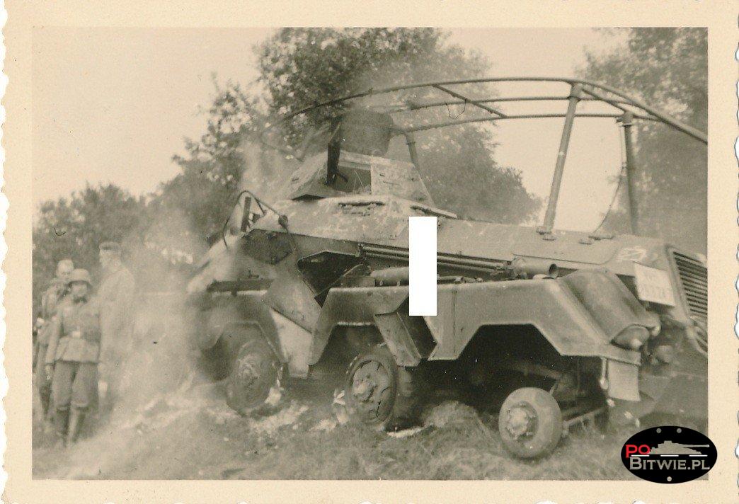 [PSW][#560]{011}{a} s.Pz.Sp.Wg (FU) Sd.Kfz.232 (8 Rad), Aufkl.Abt.8, WH-193247, okolice Wodzisławia Śl., spalony, między białymi słupkami .jpg
