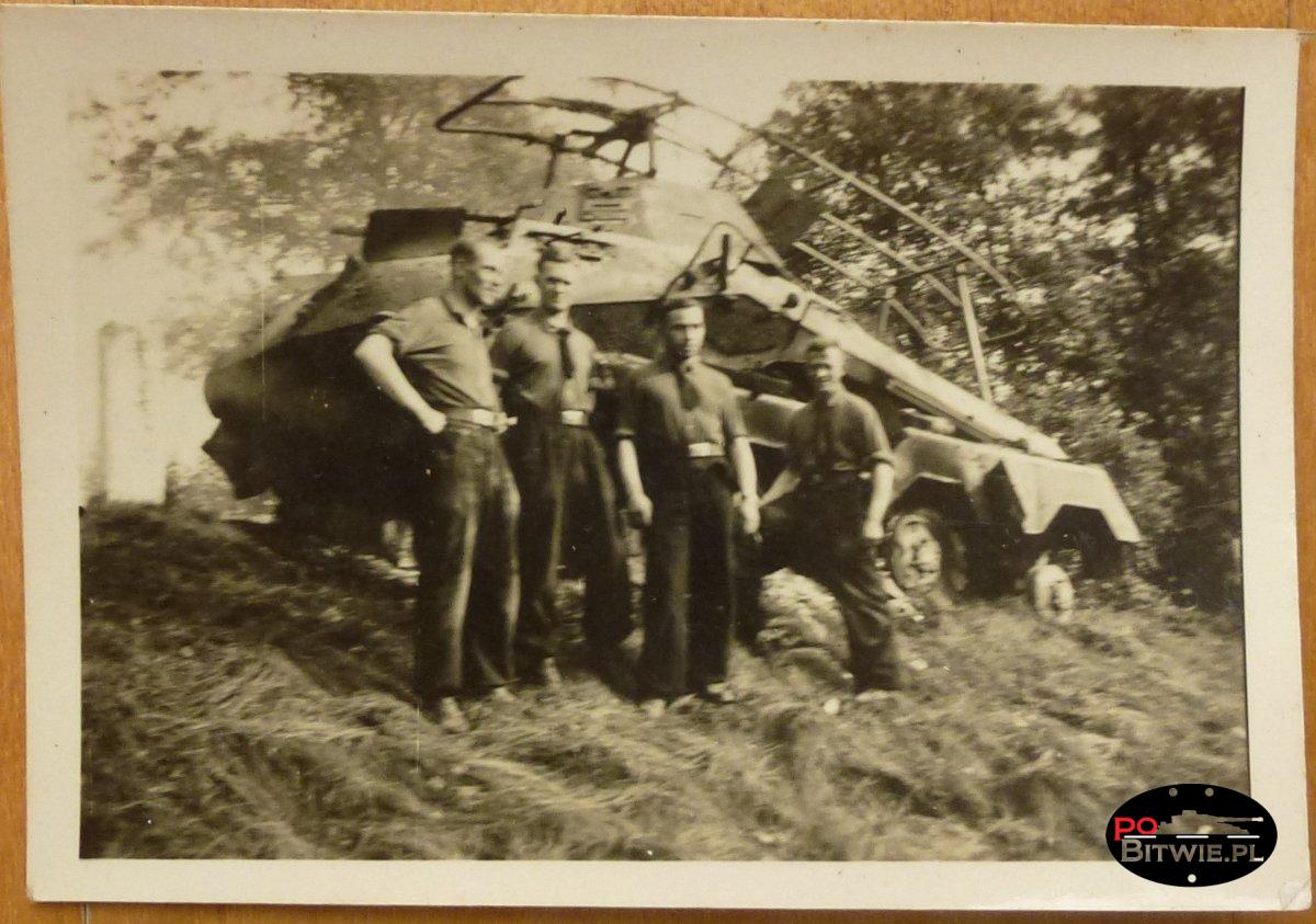 [PSW][#560]{012}{a} s.Pz.Sp.Wg (FU) Sd.Kfz.232 (8 Rad), Aufkl.Abt.8, WH-193247, okolice Wodzisławia Śl., spalony, między białymi słupkami aw.jpg