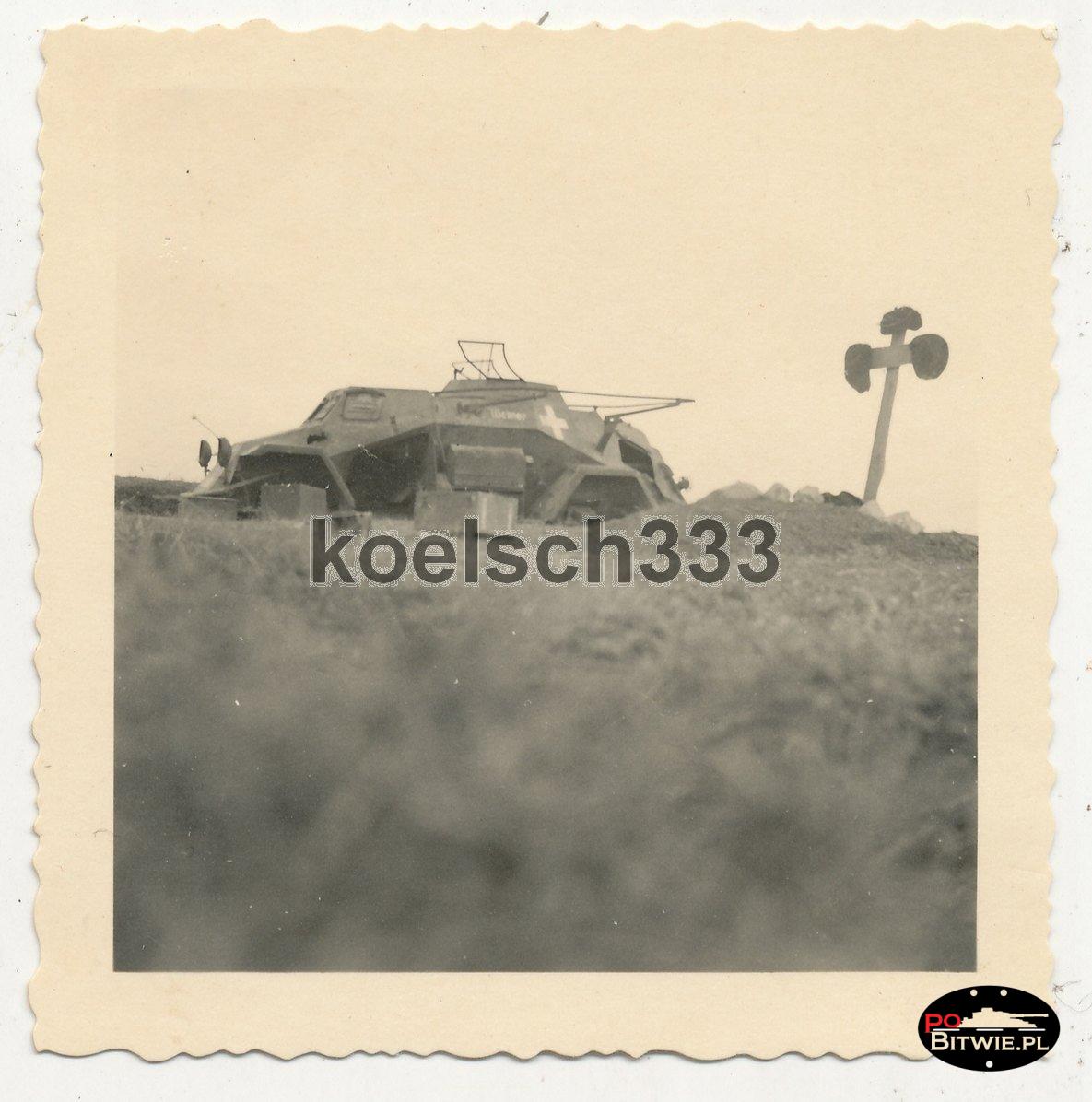 [Z.X0147] Foto 4 Rad Panzerspähwagen Wrack und Gräber der Besatzung in Polen 1939.jpg