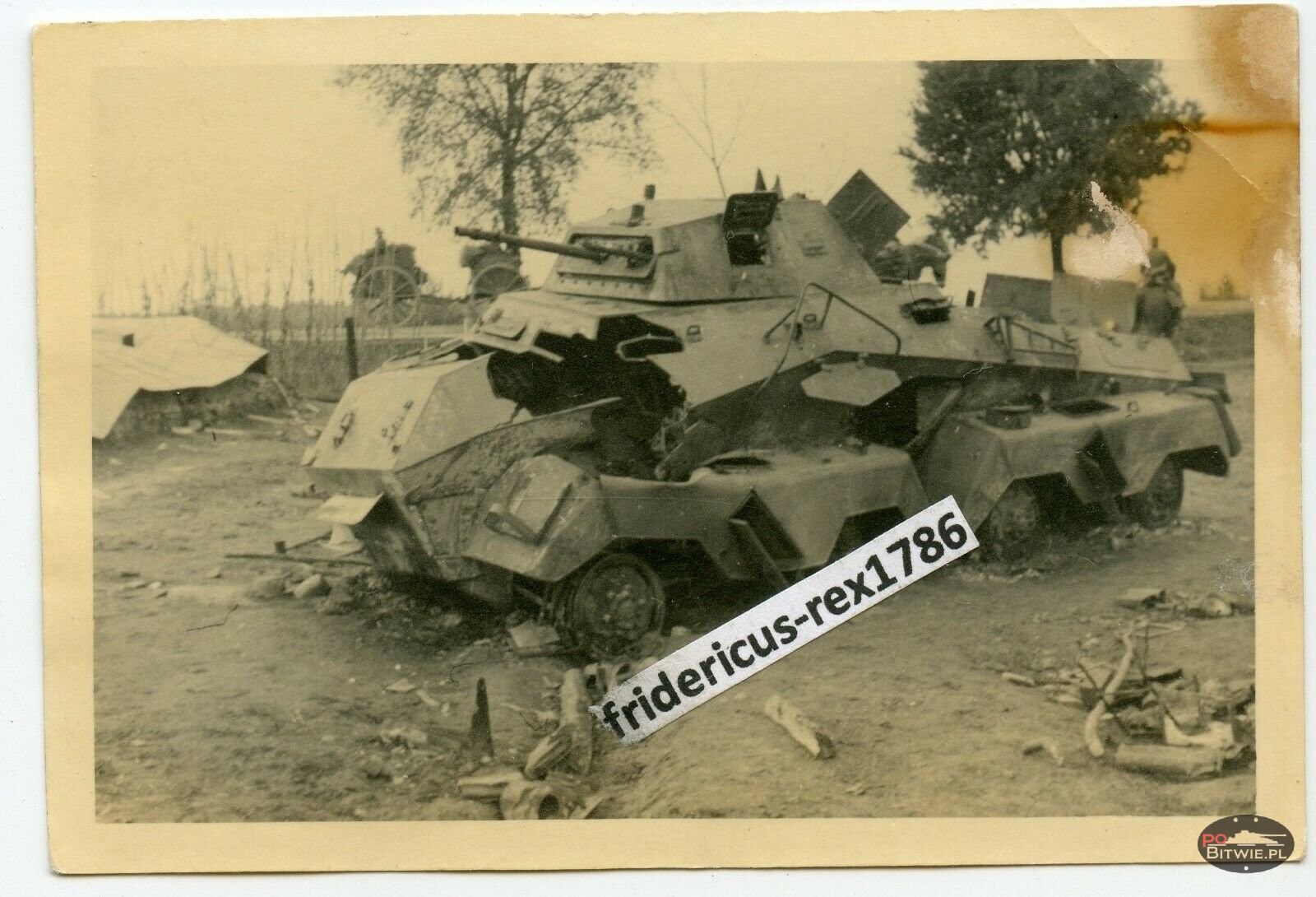 [PSW][#550]{002}{a} s.Pz.Sp.Wg (FU) Sd.Kfz.232 (8 Rad), II.!Aufkl.Rgt.(mot.).9, WH-753xx, Ujazdy (Wesoła)!Kąkolówka, duża dziura lewy przód, dach z boku aw.jpg