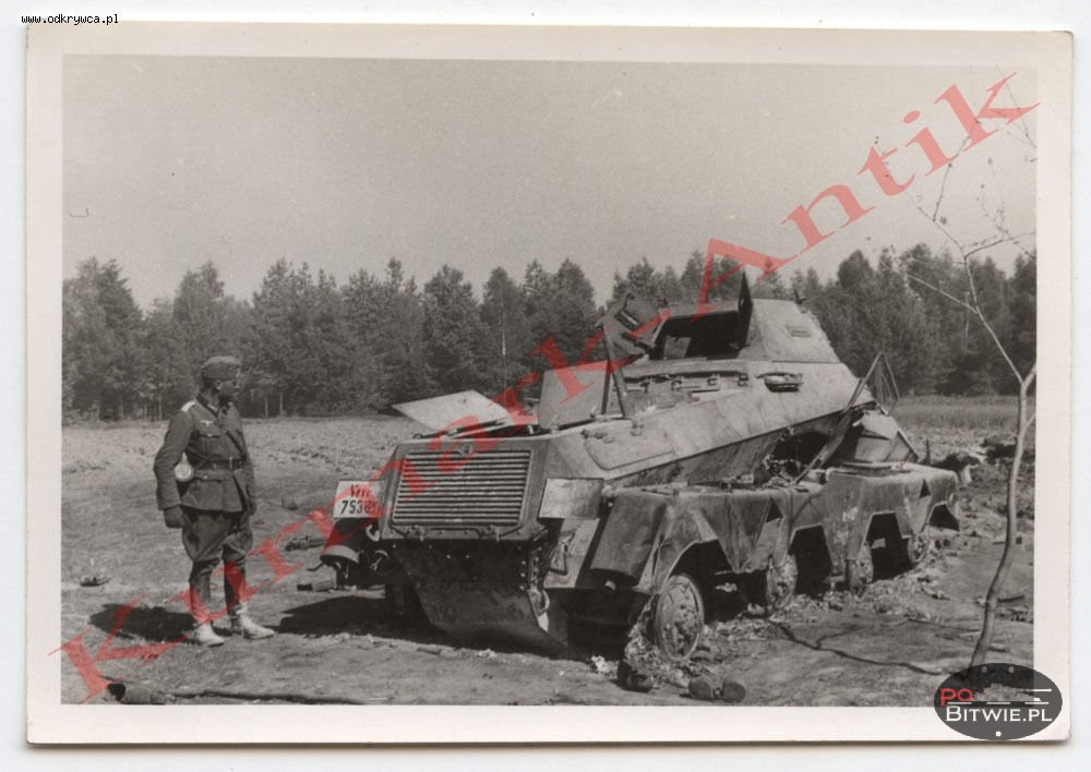 [PSW][#550]{009}{a} s.Pz.Sp.Wg (FU) Sd.Kfz.232 (8 Rad), II.!Aufkl.Rgt.(mot.).9, WH-753xx, Ujazdy (Wesoła)!Kąkolówka, duża dziura lewy przód, dach z boku.jpg
