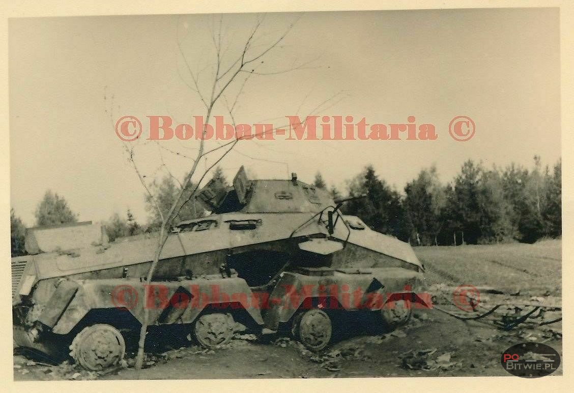 [PSW][#550]{014}{a} s.Pz.Sp.Wg (FU) Sd.Kfz.232 (8 Rad), II.!Aufkl.Rgt.(mot.).9, WH-753xx, Ujazdy (Wesoła)!Kąkolówka, duża dziura lewy przód, dach z boku.jpg