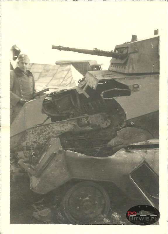 [PSW][#550]{021}{a} s.Pz.Sp.Wg (FU) Sd.Kfz.232 (8 Rad), II.!Aufkl.Rgt.(mot.).9, WH-753xx, Ujazdy (Wesoła)!Kąkolówka, duża dziura lewy przód, dach z boku.jpg