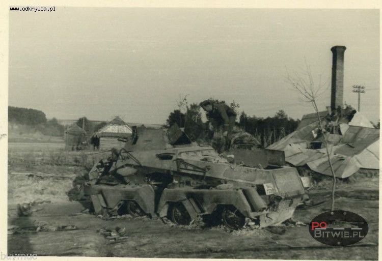[PSW][#550]{053}{a} s.Pz.Sp.Wg (FU) Sd.Kfz.232 (8 Rad), II.!Aufkl.Rgt.(mot.).9, WH-753xx, Ujazdy (Wesoła)!Kąkolówka, duża dziura lewy przód, dach z boku.jpg