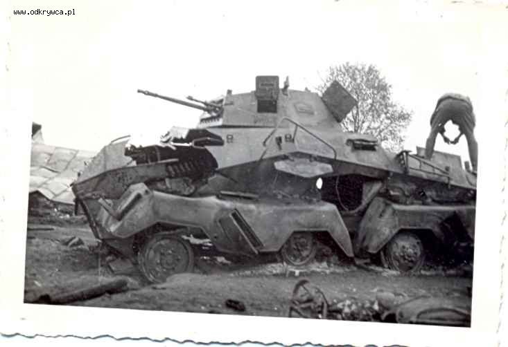 [PSW][#550]{060}{a} s.Pz.Sp.Wg (FU) Sd.Kfz.232 (8 Rad), II.!Aufkl.Rgt.(mot.).9, WH-753xx, Ujazdy (Wesoła)!Kąkolówka, duża dziura lewy przód, dach z boku.jpg
