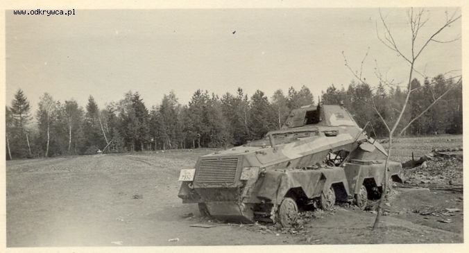 [PSW][#550]{102}{a} s.Pz.Sp.Wg (FU) Sd.Kfz.232 (8 Rad), II.!Aufkl.Rgt.(mot.).9, WH-753xx, Ujazdy (Wesoła)!Kąkolówka, duża dziura lewy przód, dach z boku, namalowane strzałki.jpg