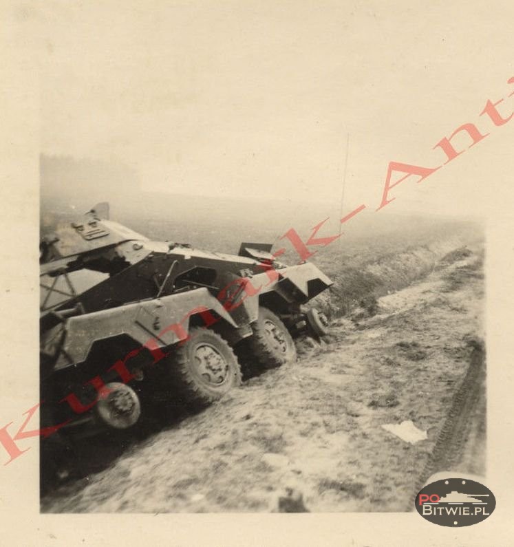 [PSW][#510]{004}{a} s.Pz.Sp.Wg Sd.Kfz.231 (8 Rad), Aufkl.Abt.(mot.).6, WH-210526, Kowale k.Praszka, w rowie, wyrwa z lewej pod wieżą.jpg