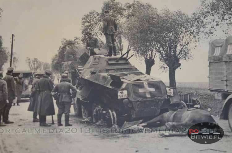 [PSW][#520]{002}{a} s.Pz.Sp.Wg Sd.Kfz.231 (8 Rad), Aufkl.Abt.(mot.).20, WH-151625, droga Zambrów - Czyżew, środek drogi, truchło konia.jpg