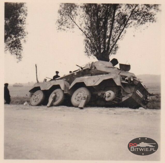 [PSW][#520]{106}{a} s.Pz.Sp.Wg Sd.Kfz.231 (8 Rad), Aufkl.Abt.(mot.).20, WH-151625, droga Zambrów - Czyżew, w rowie, koła z prawej.jpg