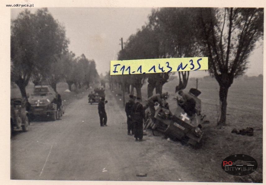[PSW][#520]{107}{a} s.Pz.Sp.Wg Sd.Kfz.231 (8 Rad), Aufkl.Abt.(mot.).20, WH-151625, droga Zambrów - Czyżew, w rowie, koła z prawej.jpg