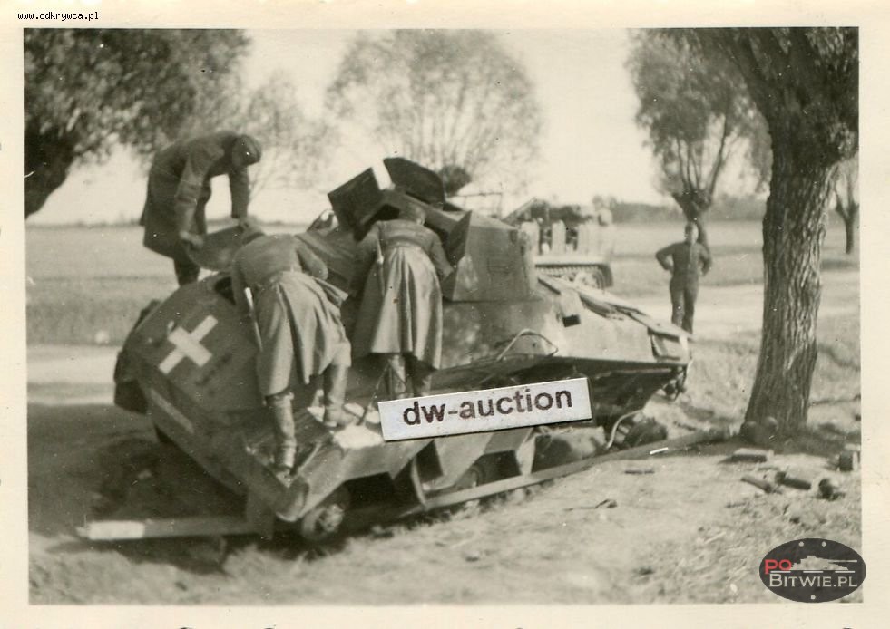 [PSW][#520]{109}{a} s.Pz.Sp.Wg Sd.Kfz.231 (8 Rad), Aufkl.Abt.(mot.).20, WH-151625, droga Zambrów - Czyżew, w rowie, koła z prawej.jpg