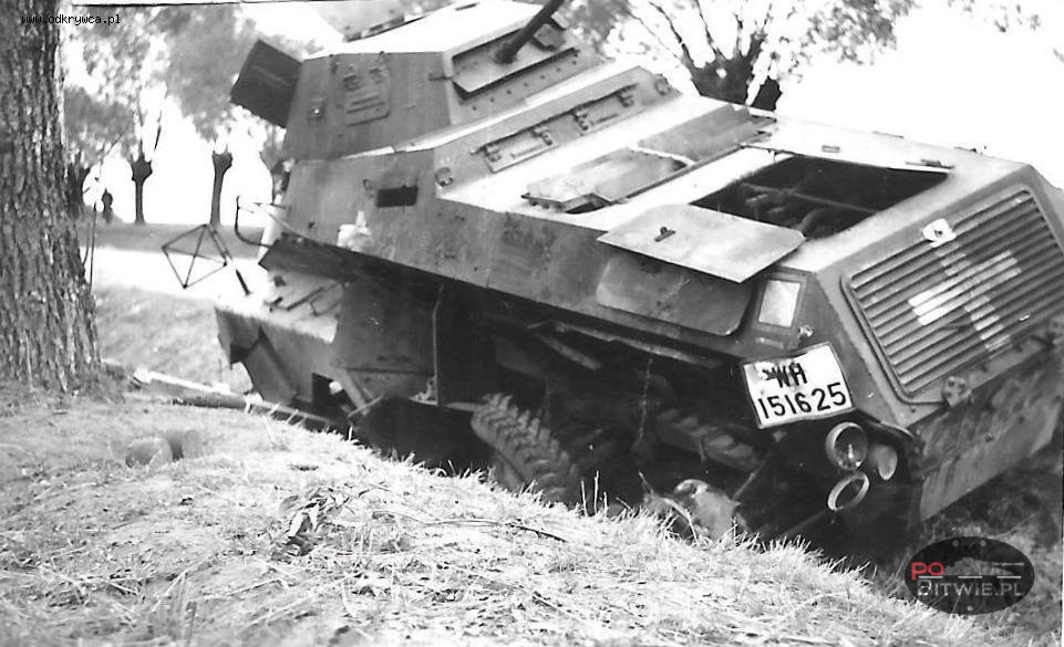[PSW][#520]{110}{a} s.Pz.Sp.Wg Sd.Kfz.231 (8 Rad), Aufkl.Abt.(mot.).20, WH-151625, droga Zambrów - Czyżew, w rowie, koła z prawej.jpg