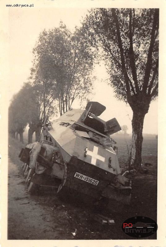 [PSW][#520]{205}{a} s.Pz.Sp.Wg Sd.Kfz.231 (8 Rad), Aufkl.Abt.(mot.).20, WH-151625, droga Zambrów - Czyżew, w rowie, bez kół z prawej.jpg