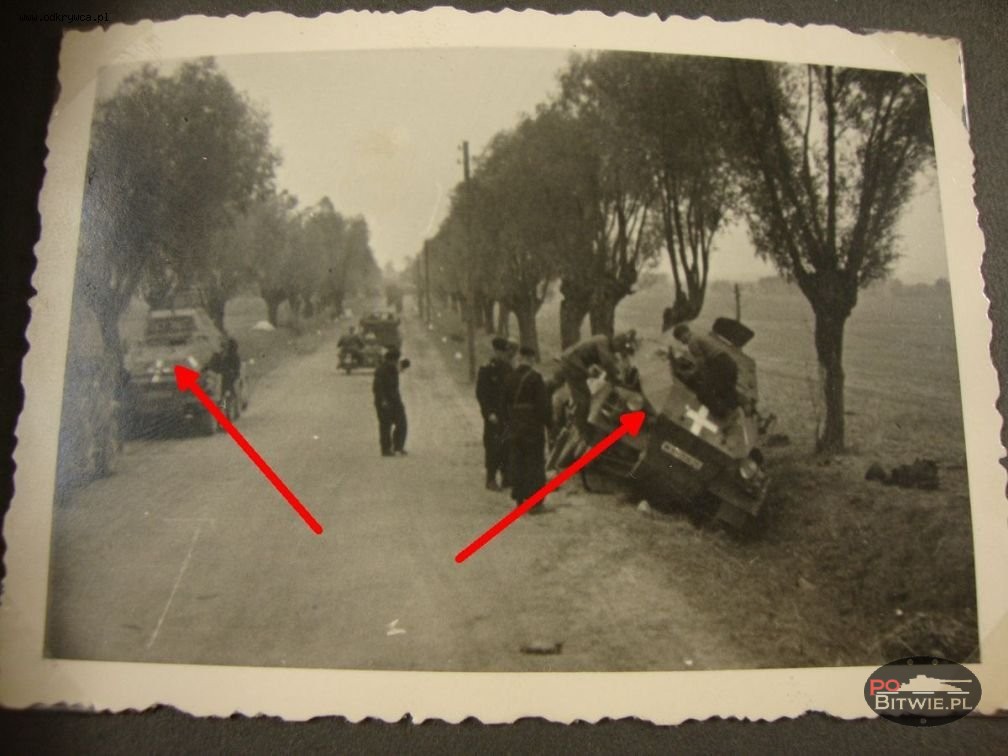 [PSW][#520]{206}{a} s.Pz.Sp.Wg Sd.Kfz.231 (8 Rad), Aufkl.Abt.(mot.).20, WH-151625, droga Zambrów - Czyżew, w rowie, bez kół z prawej.jpg