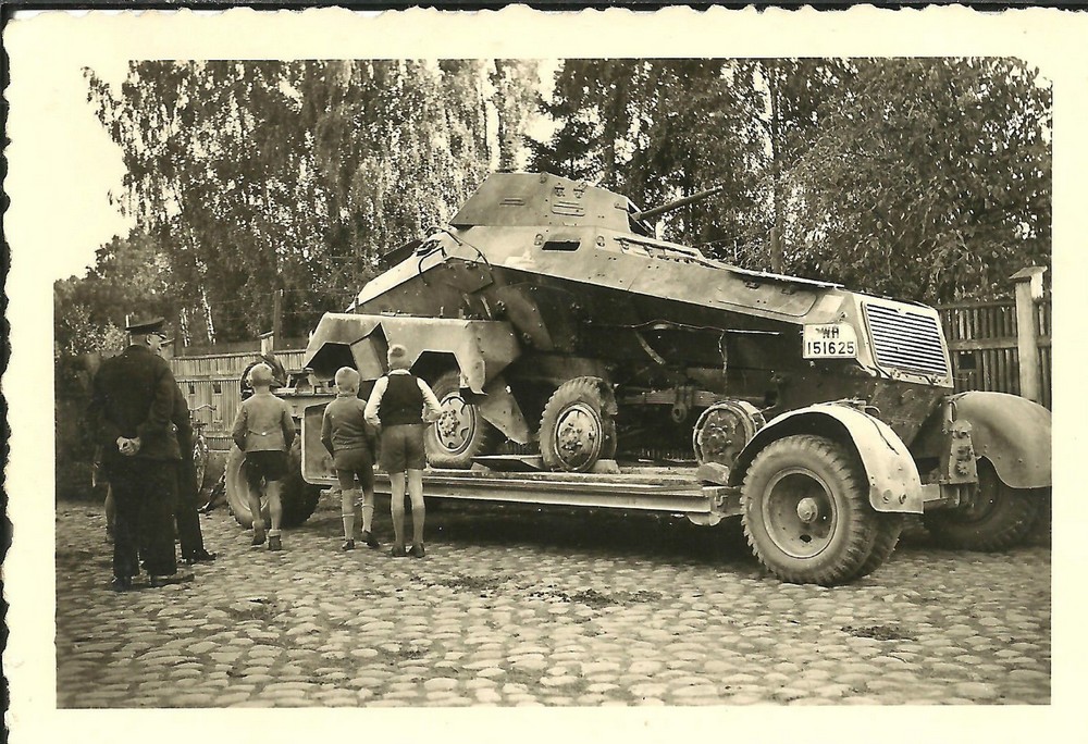 [PSW][#520]{301}{a} s.Pz.Sp.Wg Sd.Kfz.231 (8 Rad), Aufkl.Abt.(mot.).20, WH-151625, droga Zambrów - Czyżew, na zestawie.jpg