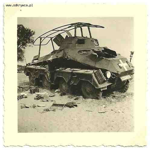 [PSW][#570]{007}{a} s.Pz.Sp.Wg (FU) Sd.Kfz.232 (8 Rad), I.!Aufkl.Rgt.(mot.).8, WH-192547, Piątnica koło Łomży, na polu, grób .jpg