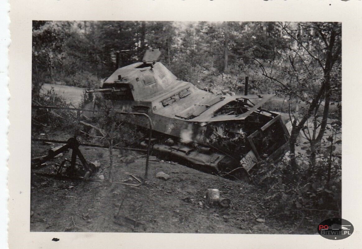 [PSW][#585]{103}{a} s.Pz.Sp.Wg (FU) Sd.Kfz.232 (8 Rad), Aufkl.Abt.(mot.).13, WH-221499, Oszczepalin Pierwszy (k.Kocka) (Hptm.Lunke, Ltn.Scheiber), w rowie.jpg