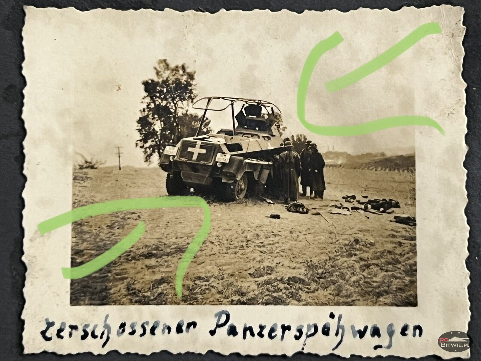 [PSW][#570]{008}{a} s.Pz.Sp.Wg (FU) Sd.Kfz.232 (8 Rad), I.!Aufkl.Rgt.(mot.).8, WH-192547, Piątnica koło Łomży, na polu, grób .jpg