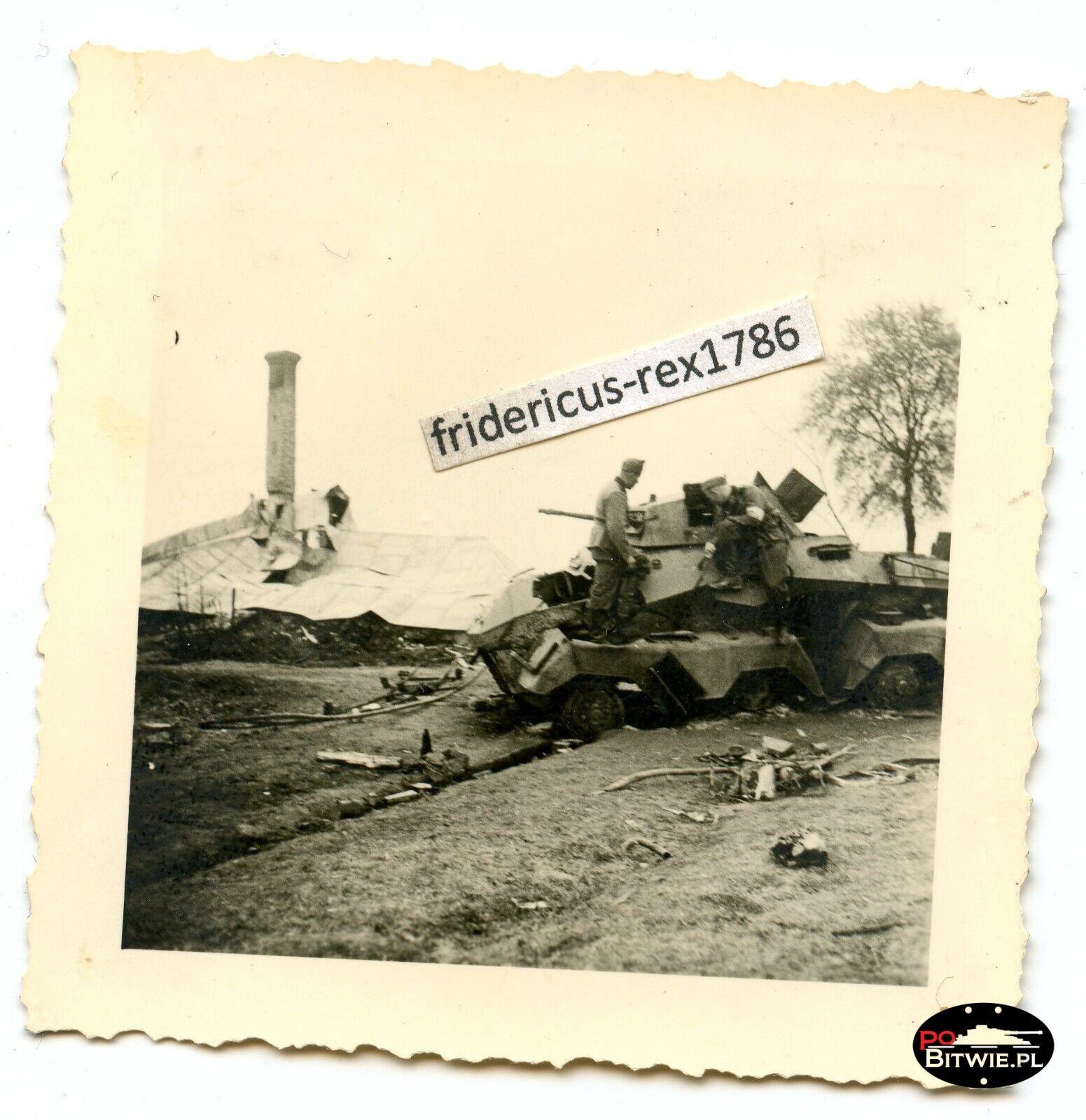 [Z.X0093] J15 Foto Polen 1939 Blitzkrieg s. Panzerspähwagen Sd Kfz. 231 HKL nach Treffer aw.jpg